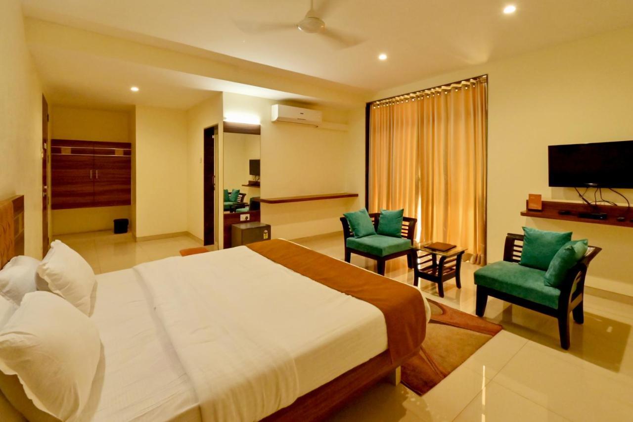 Hotel Sadhana Executive Dapoli Luaran gambar